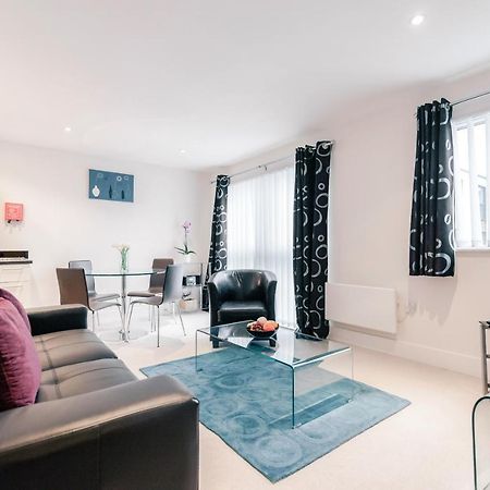 Roomspace Serviced Apartments - Capitol Square إبسوم الغرفة الصورة